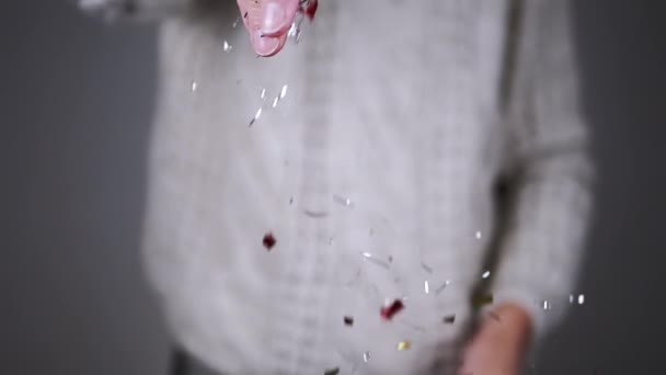 Kvinnliga Händer Sprida Skimrande Glitter Tinsel Confetti Suddig Bakgrund Glitter — Stockvideo