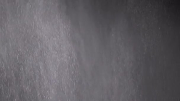 파우더검은 눈송이들로 이루어진 소용돌이 입자들 안개를 회전합니다 추상적 — 비디오