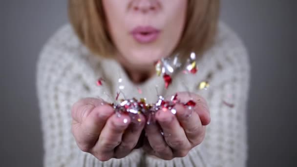 Happy Woman Soufflant Sur Confettis Colorés Brillants Dans Les Mains — Video