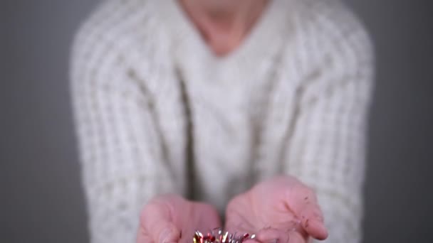 Szczęśliwa Kobieta Trzymająca Dłoniach Błyszczące Kolorowe Konfetti Niewyraźnym Tle Jasne — Wideo stockowe