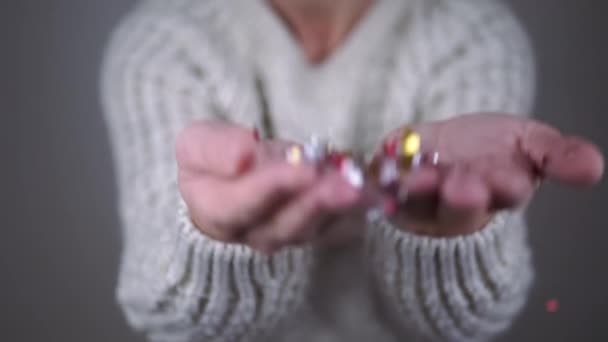 Female Hands Бросает Shiny Sparbage Tesla Confetti Размытом Фоне Крупный — стоковое видео