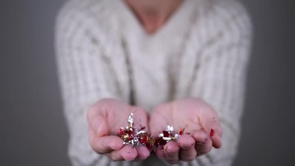 Happy Woman Tenant Dans Ses Mains Confettis Colorés Brillants Sur — Video