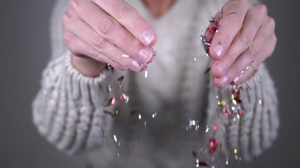 Mãos Femininas Espalhando Brilhantes Brilhantes Tinsel Confetti Fundo Desfocado Glitter — Vídeo de Stock