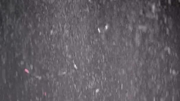 Strumień Spadających Konfetti Pyłu Śniegu Czarnym Tle Zamazane Abstrakcyjne Dynamiczne — Wideo stockowe