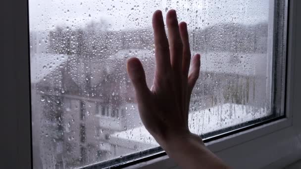 Vrouw Raakt Een Natte Misted Window Met Hand Vingers Schuiven — Stockvideo