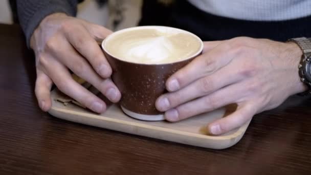 Man Drinkend Een Koffie Cup Van Cappuccino Latte Met Schuim — Stockvideo