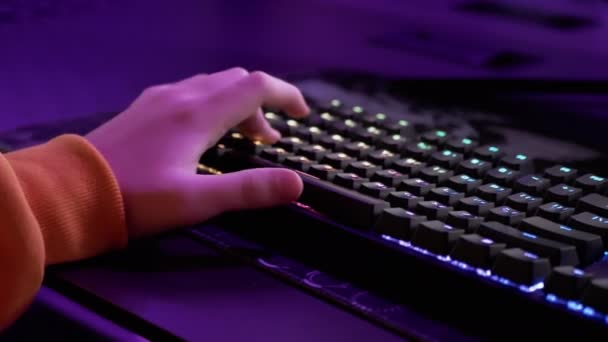 Hands Gamer仮想現実クラブでビデオゲームでRgbキーボードを再生します 接近中だ ハッカーは指でボタンを押すと ラグの上にマウスを移動します ネオンライト ギャンブルだ Esports — ストック動画