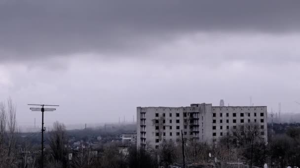 空の放棄された建物の背景に灰色の積雲を移動します 風に揺れる街 木々の悲観的なパノラマビュー 秋の天気は曇り ホライズン — ストック動画