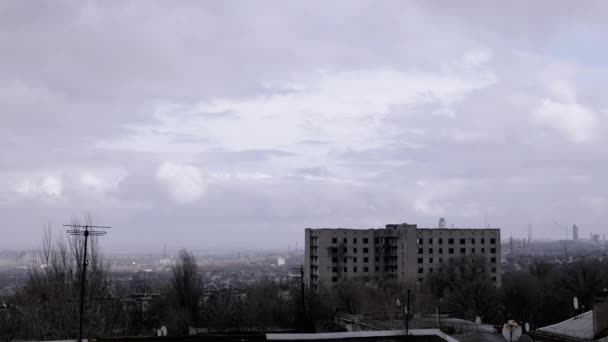 Mutarea Norilor Gri Cumulus Fundalul Clădirii Abandonate Goale Casa Neterminată — Videoclip de stoc