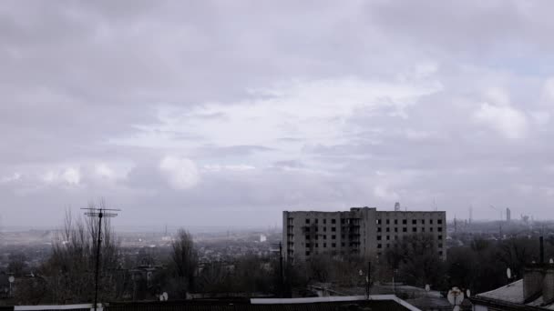 Mozgó Szürke Felhők Üres Elhagyatott Épület Hátterében Szomorú Panoráma Városra — Stock videók