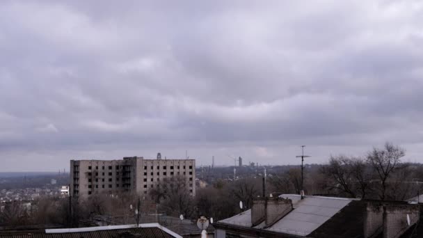 在空无一人的废弃建筑的背景下移动灰色积云 工厂和树木在风中摇曳的全景 秋天的阴霾天气 地平线 大自然 — 图库视频影像