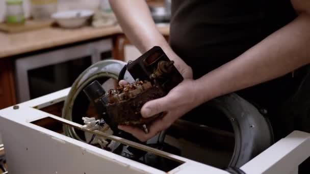 Master Repairs Old Dirty Rusty Kitchen Hood Kitchen Repairman Disassembles — Vídeo de Stock