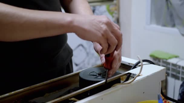 Meester Repareert Oude Vieze Roestige Keukenkap Keuken Reparateur Demonteert Afzuigkap — Stockvideo