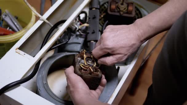 Mester Reparerer Old Dirty Rusty Kitchen Hood Kjøkkenet Reparatøren Demonterer – stockvideo