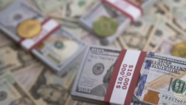 Las Manos Lanzan Paquete 100 Dólares Fondo Dinero Borroso Scattered — Vídeo de stock