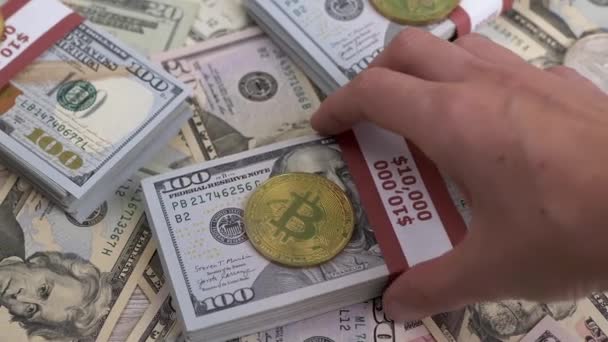 Mãos Leve Pacote 100 Dólares Contas Com Uma Moeda Bitcoin — Vídeo de Stock