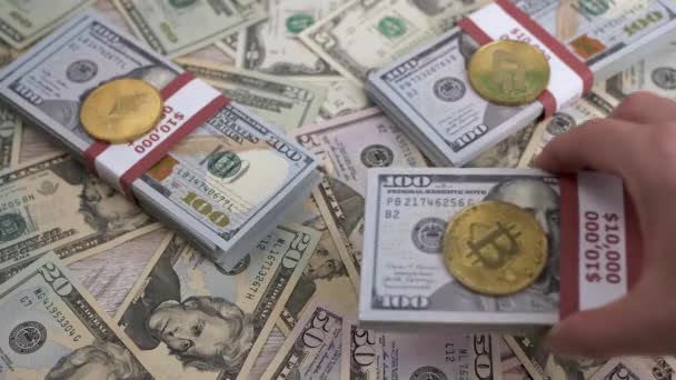 Hände Werfen Eine Packung 100 Dollar Scheine Mit Einer Bitcoin — Stockvideo