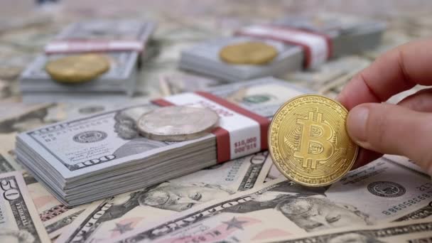 Dedos Sosteniendo Moneda Oro Bitcoin Fondo Del Dinero Mano Humana — Vídeo de stock