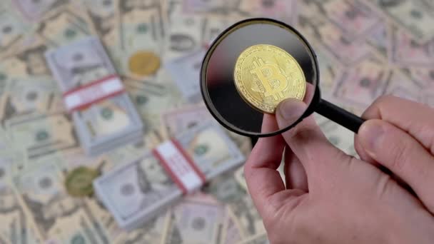Vista Macro Uma Moeda Bitcoin Através Uma Lupa Fundo Dinheiro — Vídeo de Stock