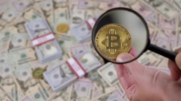 Macro Vue Une Pièce Bitcoin Travers Verre Grossissant Sur Fond — Video