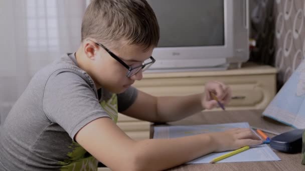 Gözlüklü Ciddi Çocuk Dünya Haritasına Kalemle Vuruşlar Çiziyor Üzgün Bir — Stok video