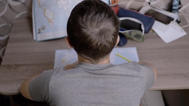 Serious Boy Glasses Drawing Strokes World Map Pencil 위에서 초등학생은 — 비디오