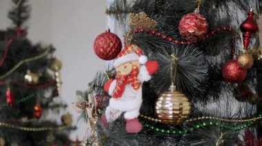 Noel Ağacı 'nı Ayna Yansıması' ndaki Noel Oyuncakları ile süsleyin. Aynadaki kırmızı ve altın parıldayan topların yansıması. Hareket, kamera kayması. Güzel Noel arkaplanı, tasarım, tarz.