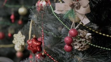 Noel Ağacı 'nı Ayna Yansıması' ndaki Noel Oyuncakları ile süsleyin. Aynadaki kırmızı ve altın parıldayan topların yansıması. Hazırlık. Doku efekti. Güzel Noel arkaplanı, tasarım, tarz.