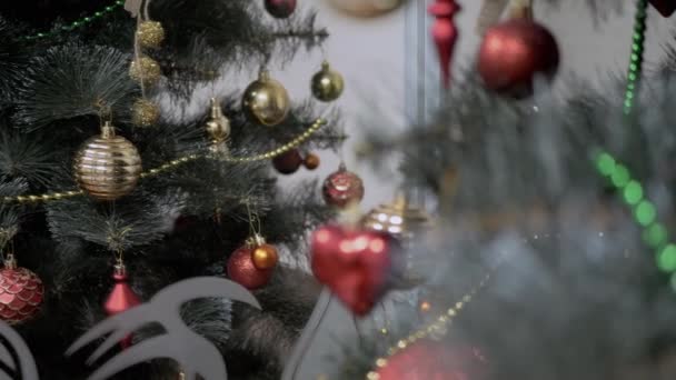 Sierlijke Kerstboom Met Kerstspeelgoed Een Spiegelreflectie Reflectie Van Rode Gouden — Stockvideo