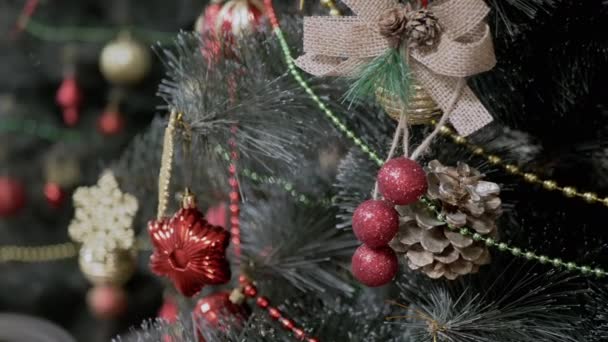 Árbol Navidad Adornado Con Juguetes Navidad Espejo Reflexión Reflejo Bolas — Vídeos de Stock