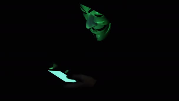 Haker Masce Trzymanie Smartfona Rękach Zielonym Ekranem Ciemnym Pokoju Klucz — Wideo stockowe