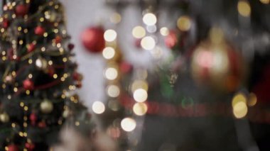 Bulanık Noel Ağacı Arkaplanındaki Parlayan Işıkların Aynası 'ndaki yansıma. Odaklanamayan Noel ağacı. Bir sürü parlak, parıldayan altın ışıklar, oyuncaklar. Bokeh. Noel süsü, çelenk. Xmas.