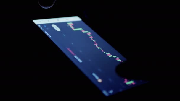 Ανδρική Προβολή Cryptocurrency Διάγραμμα Στο Κινητό Τηλέφωνο App Νύχτα Ένα — Αρχείο Βίντεο