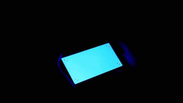 Мужчины Держат Руках Мобильный Телефон Зеленым Цветным Экраном Темной Комнате — стоковое видео