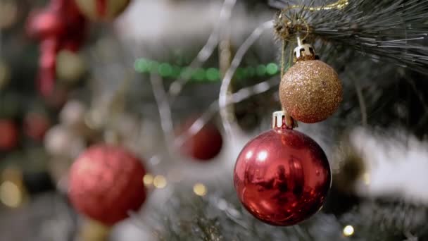 Bolas Navidad Árbol Navidad Con Luces Centelleantes Fondo Borroso Cerca — Vídeo de stock