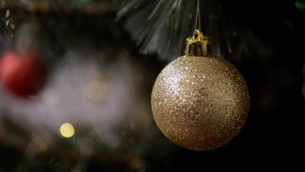 Boule Noël Brillante Dorée Suspendue Une Branche Épinette Sur Fond — Video
