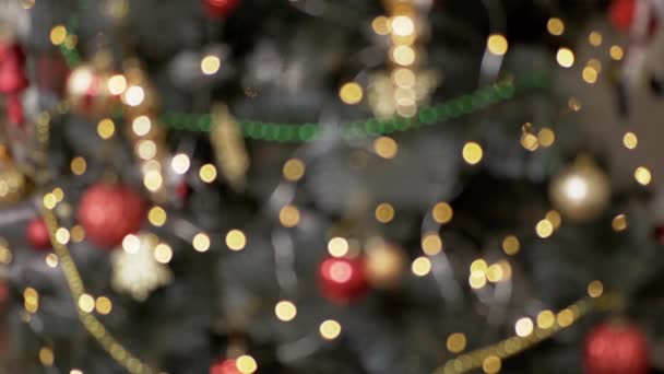 Лиття Різдвяних Лампочок Іграшок Розмитому Фоні Ялинки Орієнтований Абстрактний Фон — стокове відео