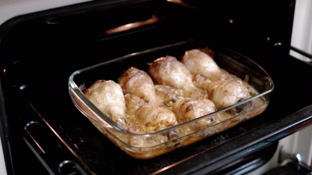 炸脆鸡腿 申在一个家庭厨房烘烤在烤箱烤盘 靠近点用煮沸脂肪中的金皮配制多汁炸鸡 食品背景 — 图库视频影像