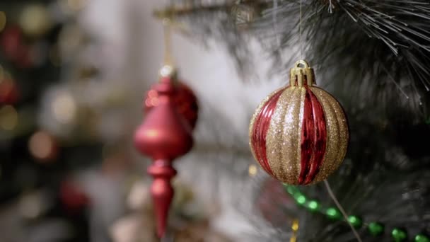 Χριστουγεννιάτικες Μπάλες Στο Χριστουγεννιάτικο Δέντρο Λαμπερά Φώτα Θολή Φόντο Κλείσε — Αρχείο Βίντεο