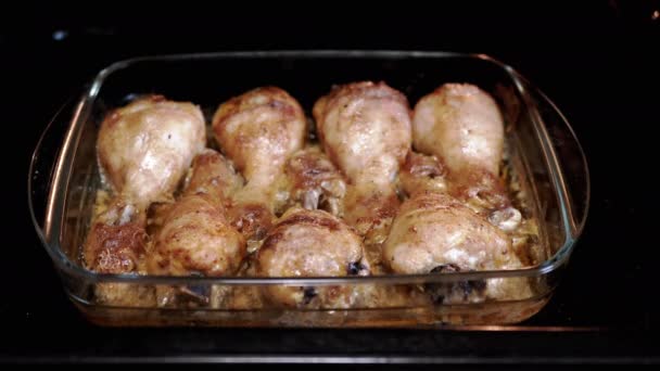 Kızarmış Çıtır Tavuk Bacağı Mutfağı Nda Fırında Pişirilmiş Shin Kapatın — Stok video