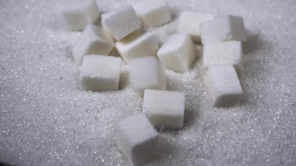 Cubetti Zucchero Raffinati Cadono Sulla Superficie Dello Zucchero Bianco Chiudete — Video Stock