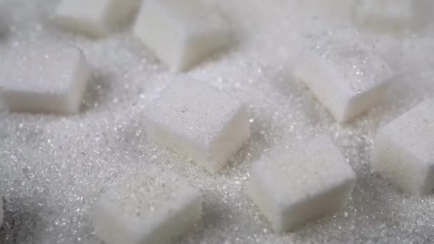 Білі Кристали Цукру Падають Цукровий Кубик Покривають Заповнюють Поверхню Зблизька — стокове відео