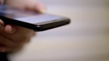 Kadın Parmaklar, Sosyal ağlardaki Haber Kaynağı 'nda bir cep telefonunda geziniyor. Yakın plan. Bir kadın akıllı telefondan mobil uygulamalara göz atıyor. Parmaklar ekrana değsin. Akıllı telefonda hayat..