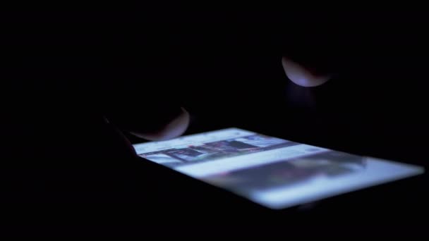 Cep Telefonundaki Sosyal Ağlardaki Kadın Parmakları Kaydırma Haberleri Yakın Plan — Stok video