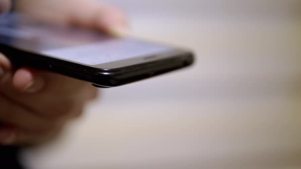 Kadın Parmaklar Sosyal Ağlardaki Haber Kaynağı Nda Bir Cep Telefonunda — Stok video