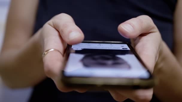 Weibliche Finger Blättern Auf Einem Handy Durch Den News Feed — Stockvideo