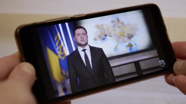 Ukraine Kamenskoe February 2023 Жінка Дивиться Промову Президента України Екран — стокове відео
