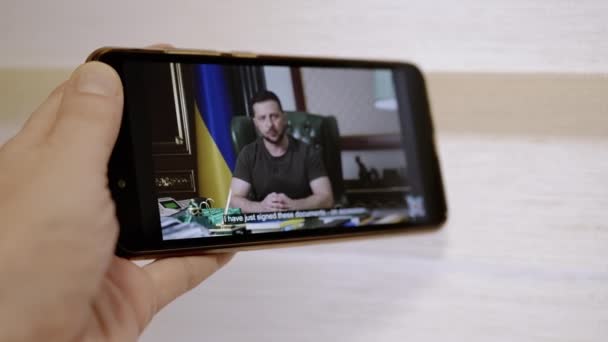 Ukraine Kamenskoe Februar 2023 Frau Beobachtet Rede Des Präsidenten Der — Stockvideo