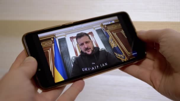 Ukraine Kamenskoe Luty 2023 Kobieta Ogląda Przemówienie Prezydenta Ukrainy Ekranie — Wideo stockowe