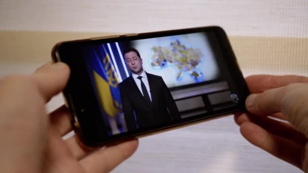 Ucrania Kamenskoe Febrero 2023 Mujer Relojes Discurso Del Presidente Ucrania — Vídeos de Stock